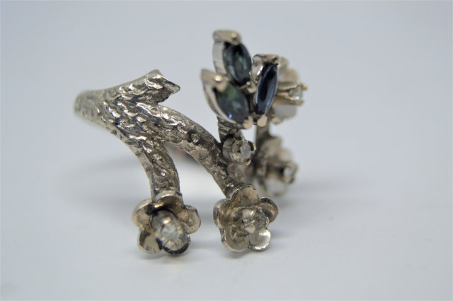 Discover our captivating Sapphire and Diamond Abstract Ring in white metal. Weighs 5.4g, size P, in excellent condition. Shop now!