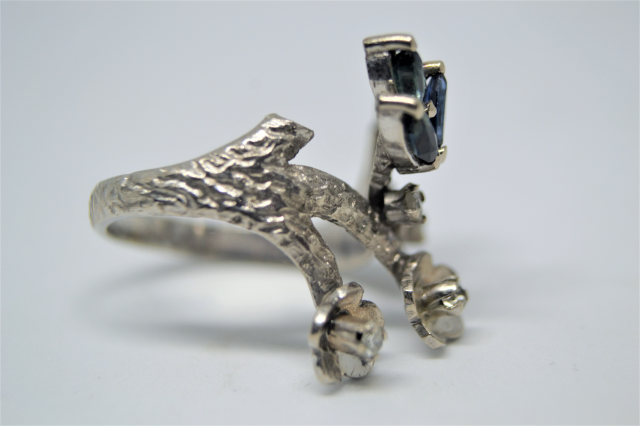 Discover our captivating Sapphire and Diamond Abstract Ring in white metal. Weighs 5.4g, size P, in excellent condition. Shop now!