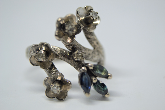 Discover our captivating Sapphire and Diamond Abstract Ring in white metal. Weighs 5.4g, size P, in excellent condition. Shop now!