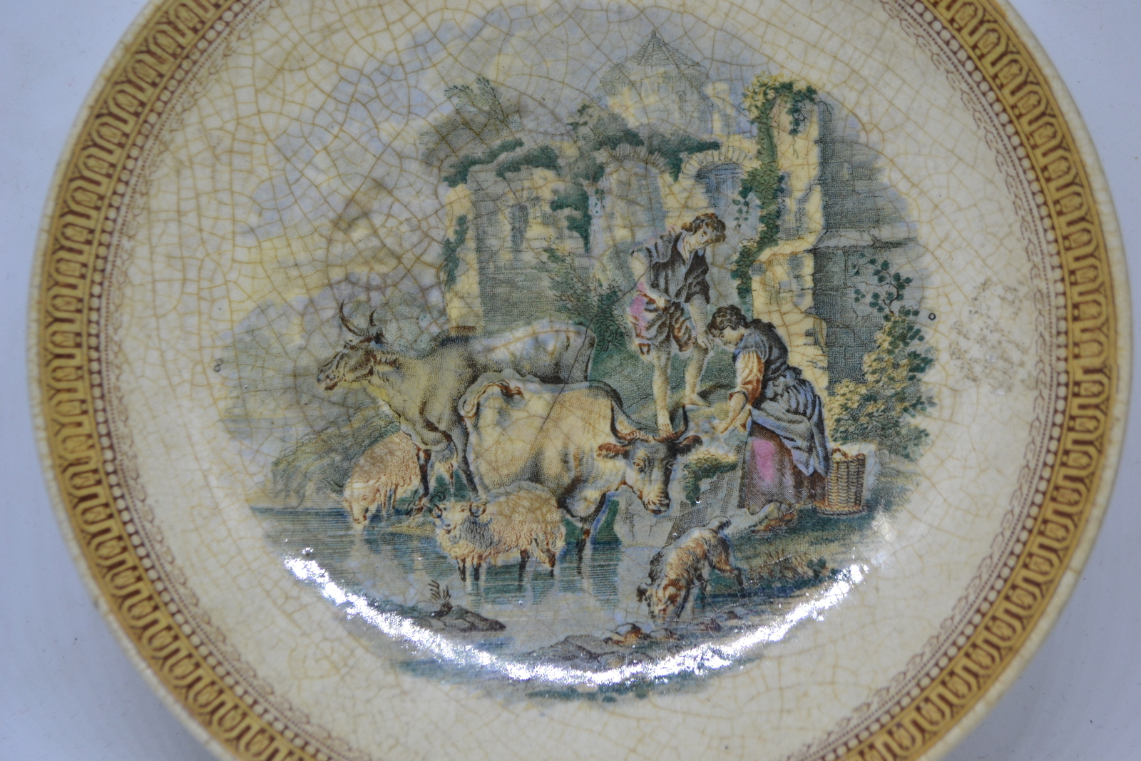 Discover our range of antique Prattware bowls. At 17 cm in diameter, witness centuries-old craftsmanship despite age and manufacture lines. Explore now!