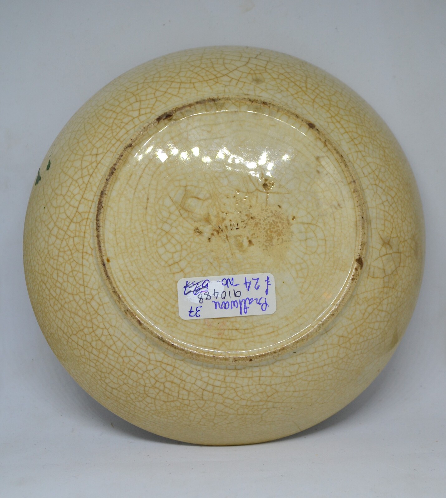 Discover our range of antique Prattware bowls. At 17 cm in diameter, witness centuries-old craftsmanship despite age and manufacture lines. Explore now!