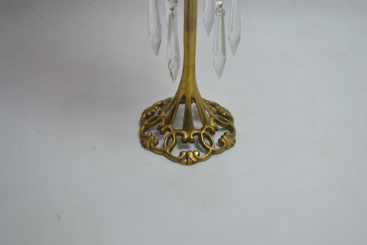 Discover our Art Nouveau style French Daudard brass oil lamp. Featuring a cranberry glass reservoir and dimpled shade. 50cm high. In premium condition. Shop now!