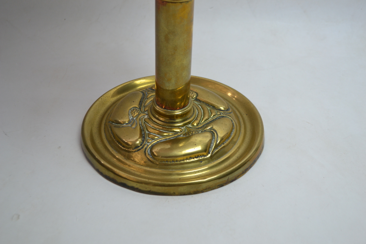 Discover our Art Nouveau brass oil lamp, featuring duplex controls and a painted cranberry ceramic reservoir. Perfect to enhance your décor. Shop now!