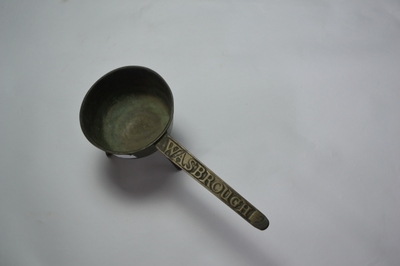 Discover our 18th Century Wasbrough Bronze Skillet, ideal for use over an open fire. Browse now for unique antique finds and enrich your kitchen collection!