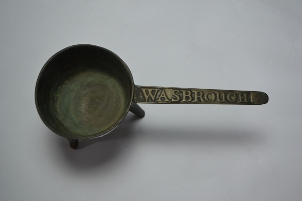 Discover our 18th Century Wasbrough Bronze Skillet, ideal for use over an open fire. Browse now for unique antique finds and enrich your kitchen collection!
