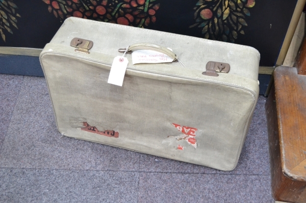 Discover our range of vintage suitcases, perfect for stylish travel. Explore the 24x15 size now for a perfect fit. Search and shop today!