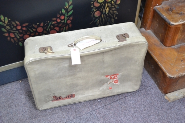 Discover our range of vintage suitcases, perfect for stylish travel. Explore the 24x15 size now for a perfect fit. Search and shop today!