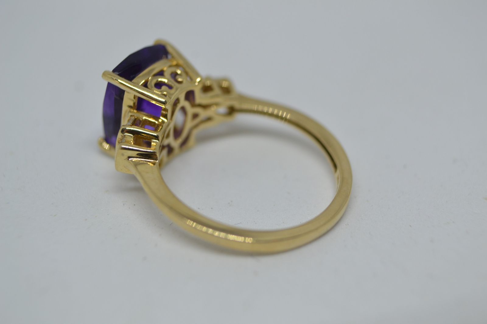 Discover our stunning 9ct gold ring, boasting a beautiful cushion cut amethyst and brilliant diamonds. Perfect fit with size M. Shop now to add elegance to your collection!