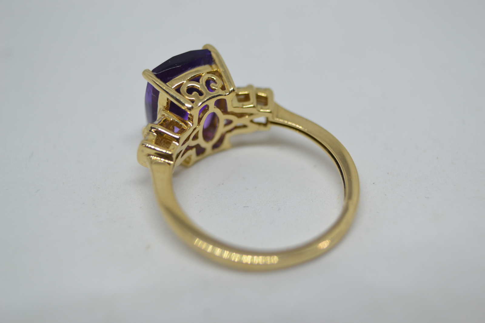 Discover our stunning 9ct gold ring, boasting a beautiful cushion cut amethyst and brilliant diamonds. Perfect fit with size M. Shop now to add elegance to your collection!