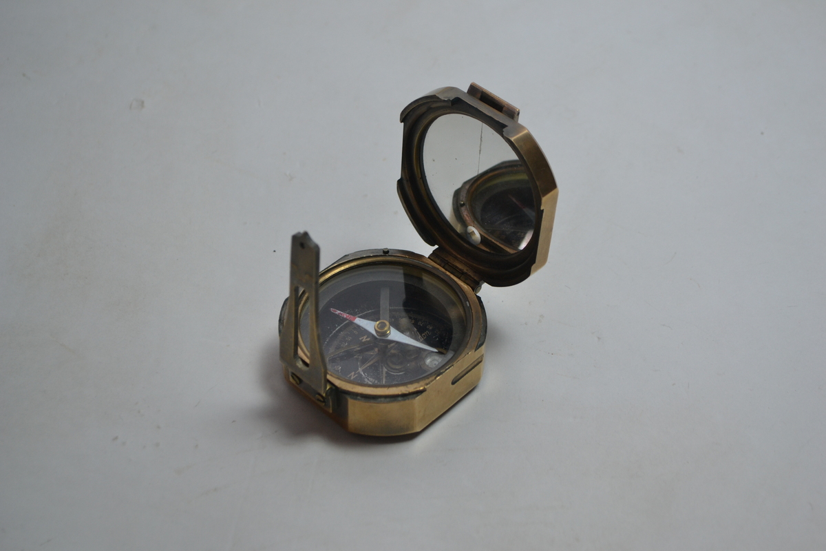 Mid 20th C. Possible Stanley London Maritime Campass