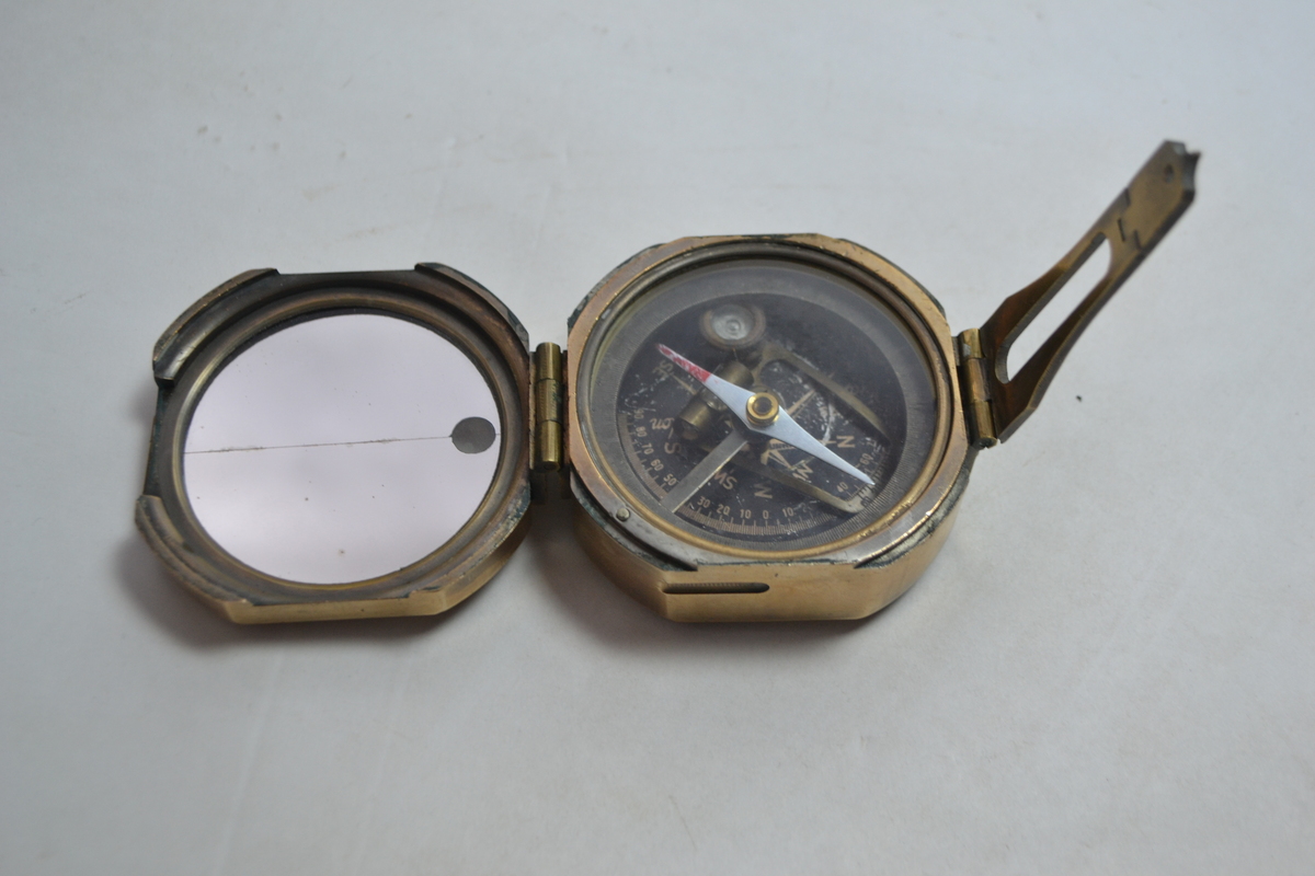 Mid 20th C. Possible Stanley London Maritime Campass