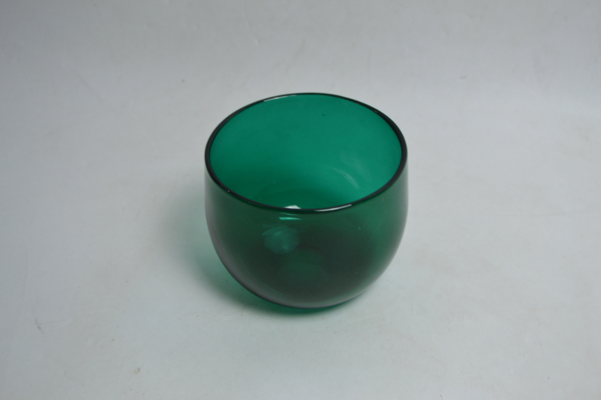 Discover our Antique Victorian Bristol green rinsing bowl, 12 cm in diameter and in good condition. Shop now and enhace your collection!