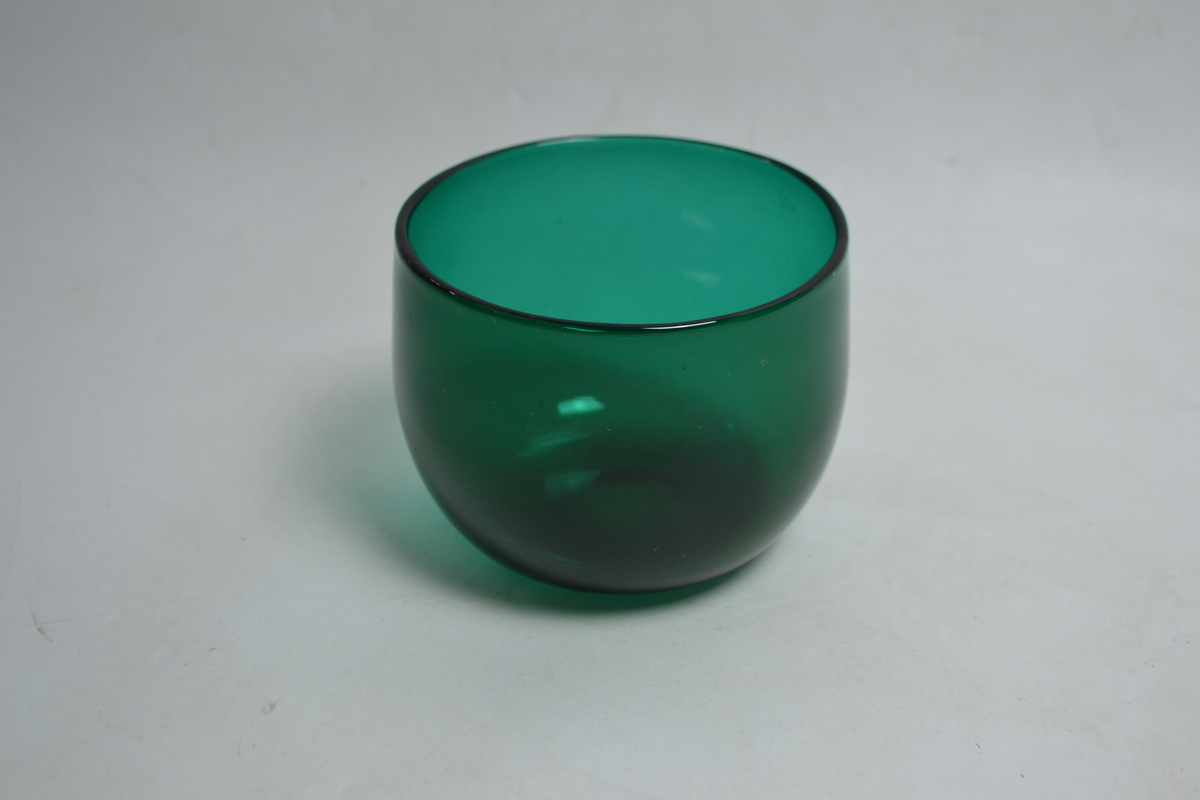 Discover our Antique Victorian Bristol green rinsing bowl, 12 cm in diameter and in good condition. Shop now and enhace your collection!