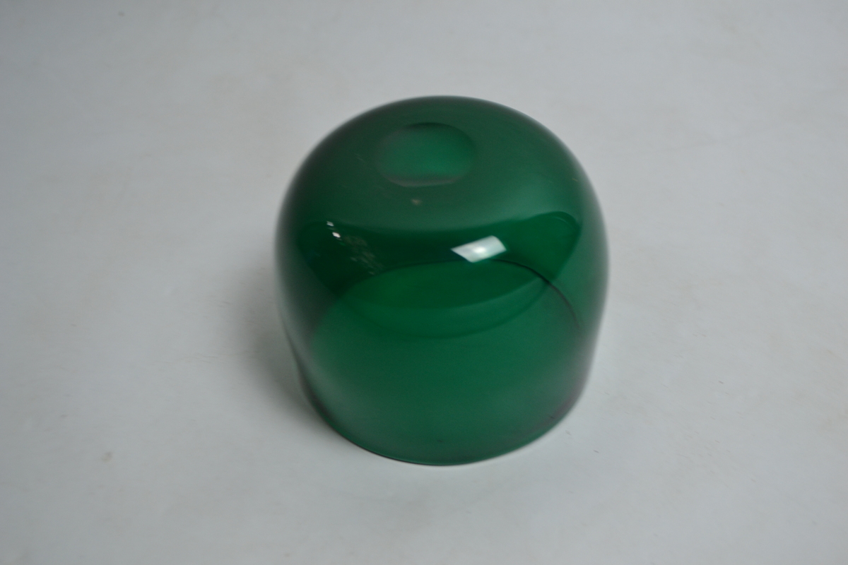 Discover our Antique Victorian Bristol green rinsing bowl, 12 cm in diameter and in good condition. Shop now and enhace your collection!