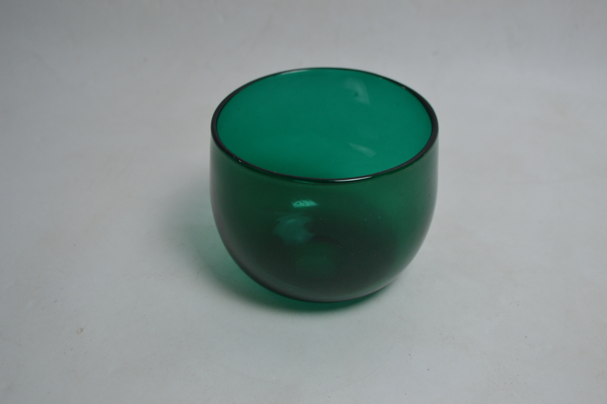 Discover our Antique Victorian Bristol green rinsing bowl, 12 cm in diameter and in good condition. Shop now and enhace your collection!