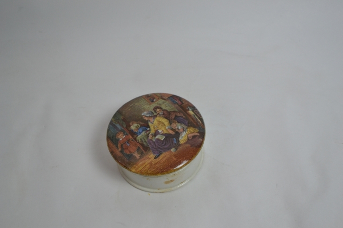 Discover our range of Prattware pots, featuring the captivating 'Hide and Seek' design. Explore detailed specifications, make a purchase today and accent your décor.