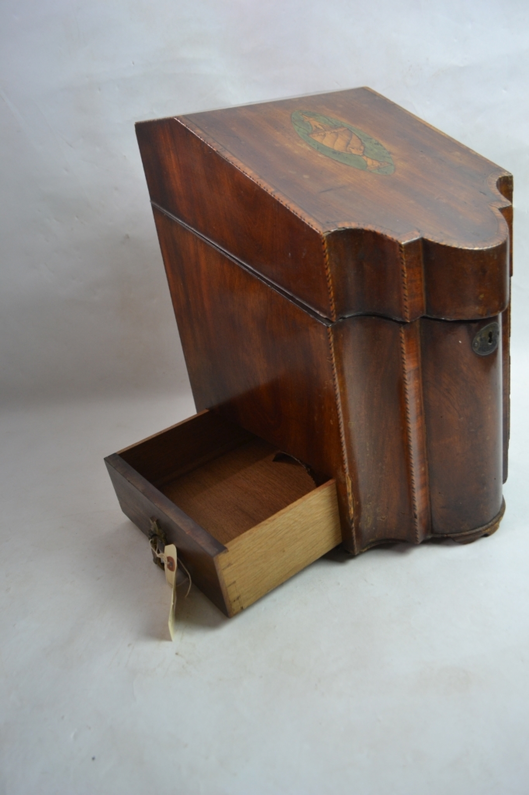 Discover our early 19th-century mahogany knife box, expertly crafted and ideal for collectors. Don't miss out, add this piece to your antique collection today!