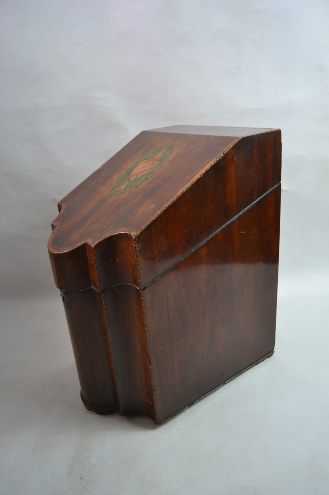 Discover our early 19th-century mahogany knife box, expertly crafted and ideal for collectors. Don't miss out, add this piece to your antique collection today!