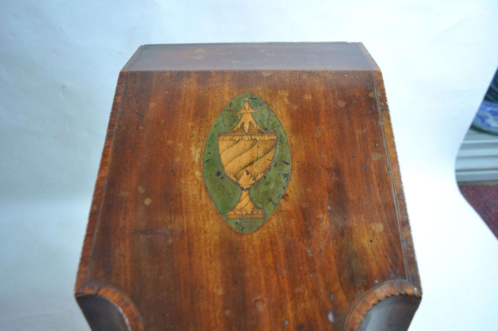 Discover our early 19th-century mahogany knife box, expertly crafted and ideal for collectors. Don't miss out, add this piece to your antique collection today!