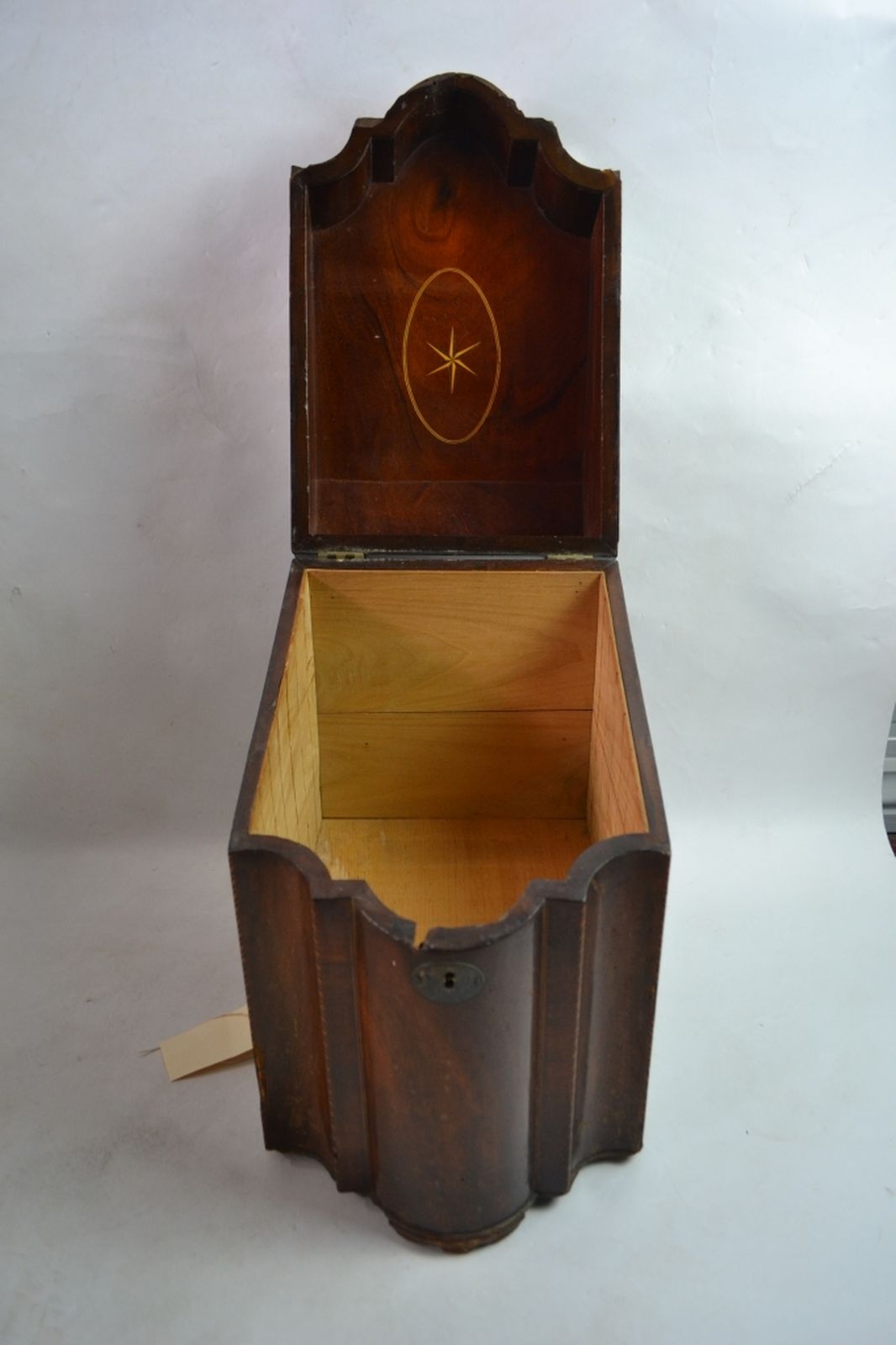 Discover our early 19th-century mahogany knife box, expertly crafted and ideal for collectors. Don't miss out, add this piece to your antique collection today!