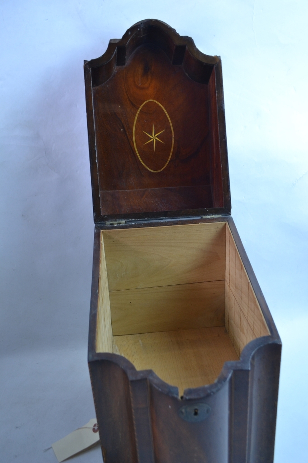 Discover our early 19th-century mahogany knife box, expertly crafted and ideal for collectors. Don't miss out, add this piece to your antique collection today!