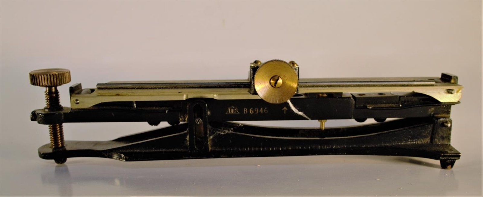 Изучите наш выбор инклинометров из Индии 20-го века от UIC под номером B. 6946 с клеймом WD. Узнайте характеристики, закажите сейчас!