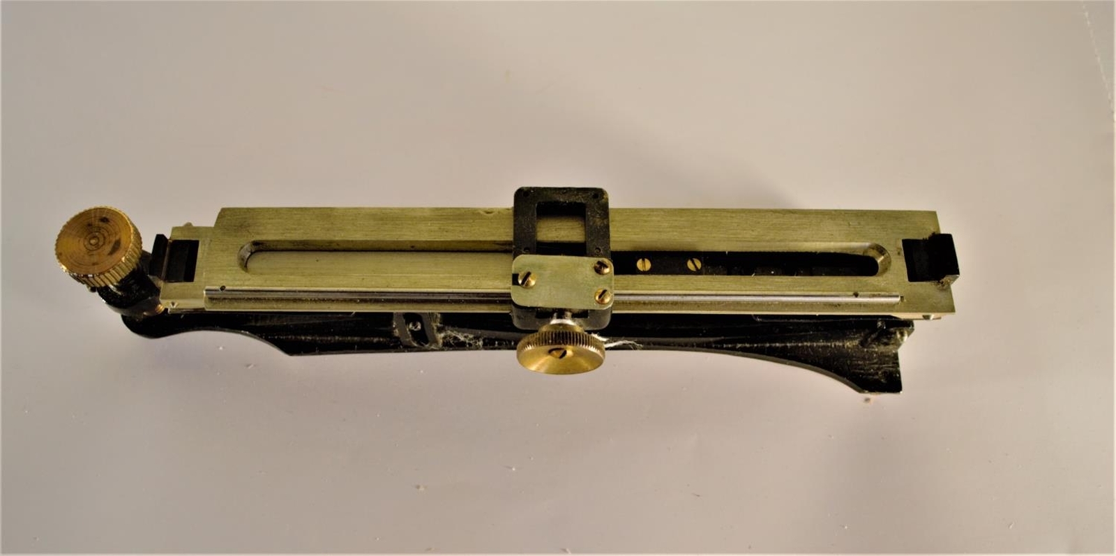 Изучите наш выбор инклинометров из Индии 20-го века от UIC под номером B. 6946 с клеймом WD. Узнайте характеристики, закажите сейчас!