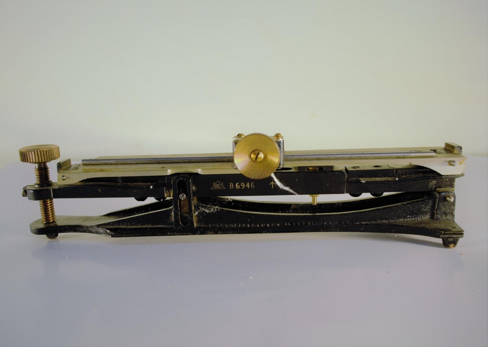 Изучите наш выбор инклинометров из Индии 20-го века от UIC под номером B. 6946 с клеймом WD. Узнайте характеристики, закажите сейчас!