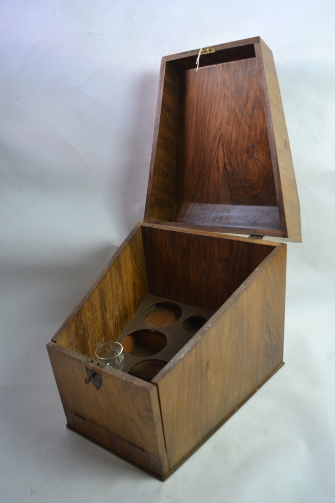 Discover our range of vintage walnut decanter boxes, ideal for spares or repairs. Act now and restore the charm of your bar accessories.