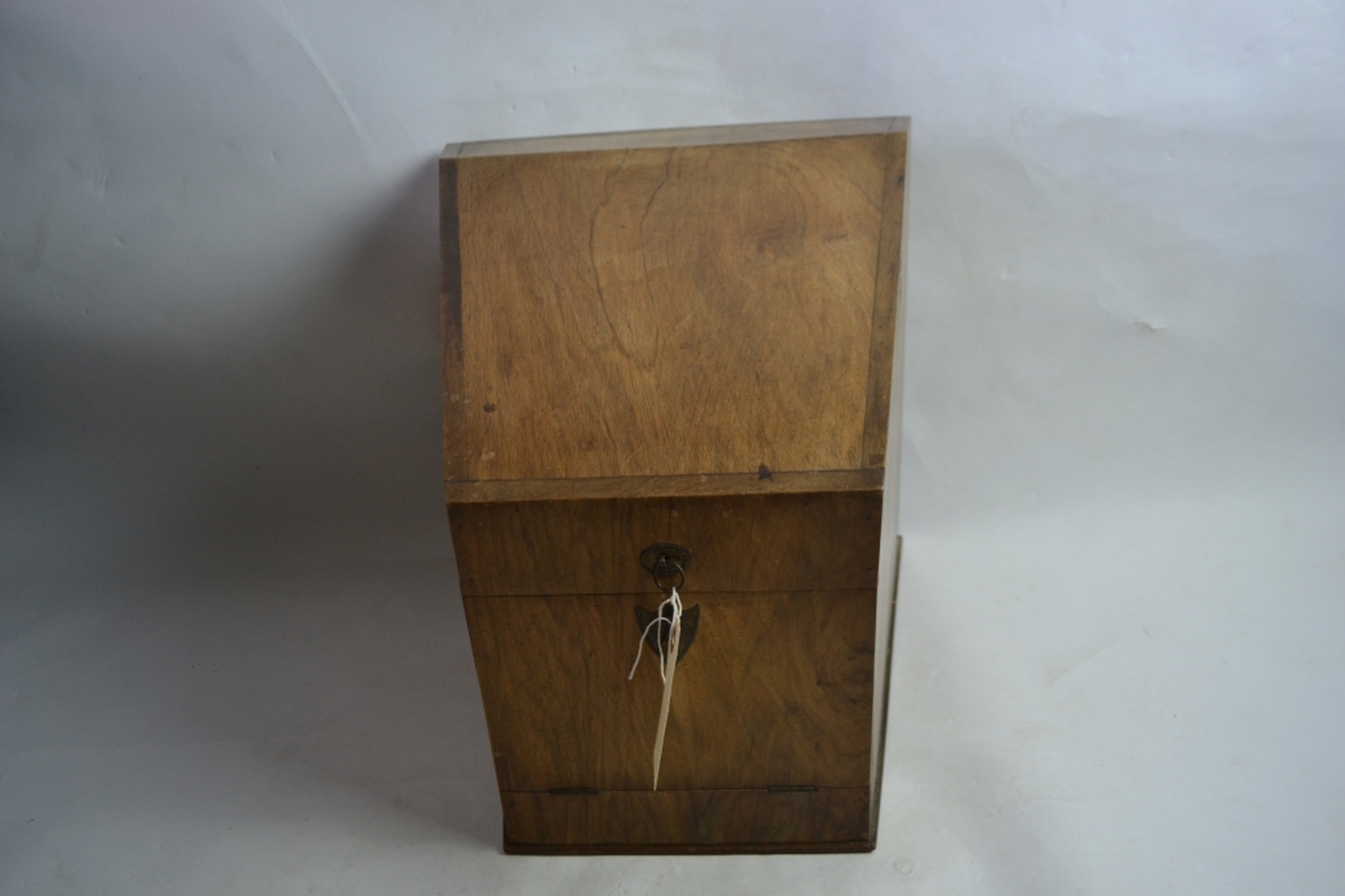 Discover our range of vintage walnut decanter boxes, ideal for spares or repairs. Act now and restore the charm of your bar accessories.