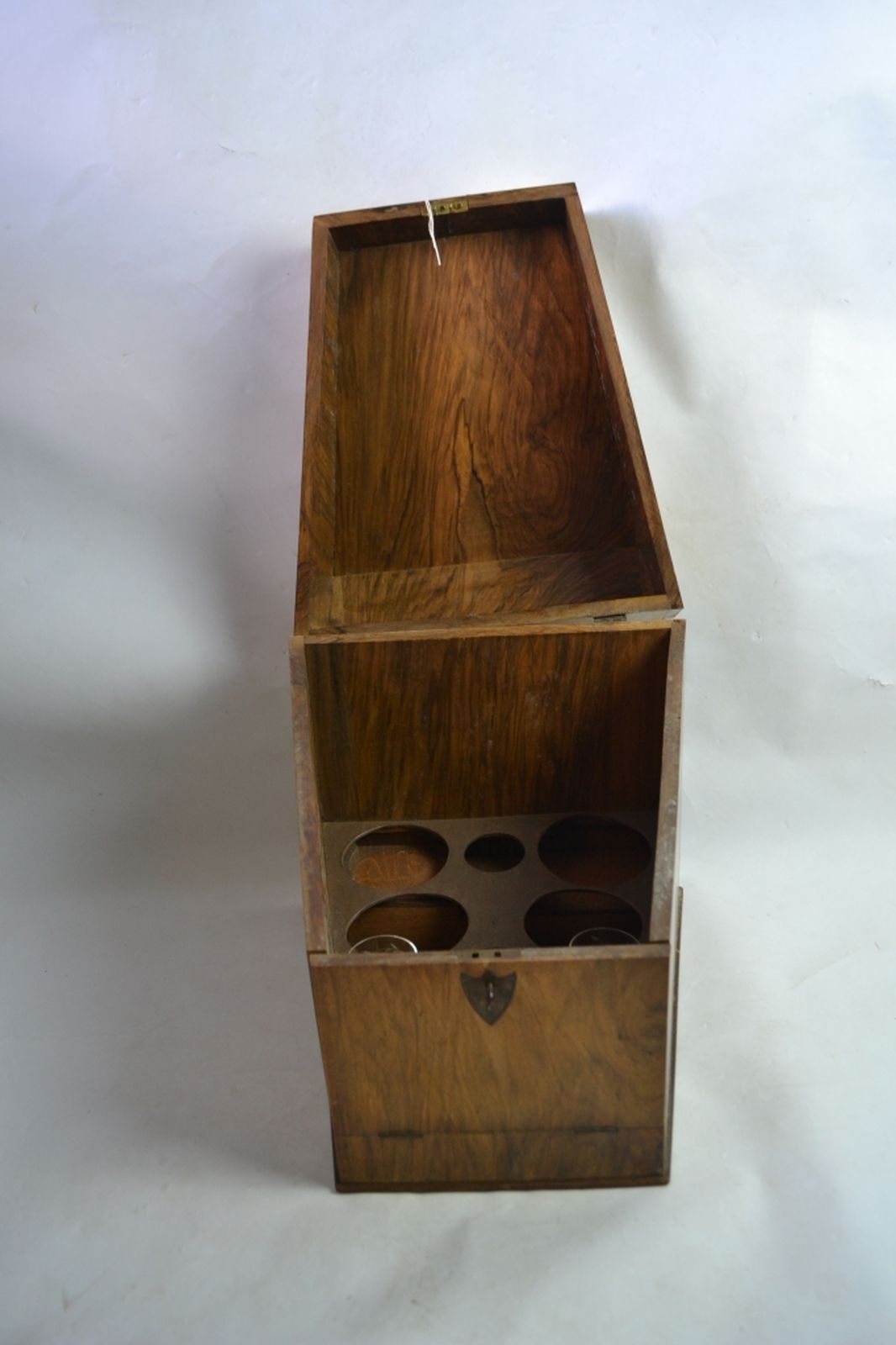 Discover our range of vintage walnut decanter boxes, ideal for spares or repairs. Act now and restore the charm of your bar accessories.