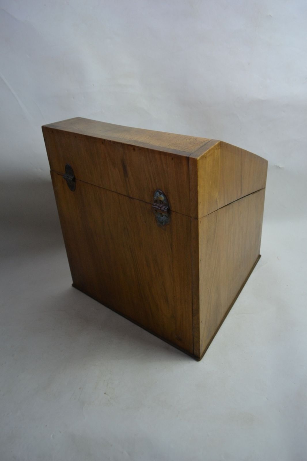 Discover our range of vintage walnut decanter boxes, ideal for spares or repairs. Act now and restore the charm of your bar accessories.