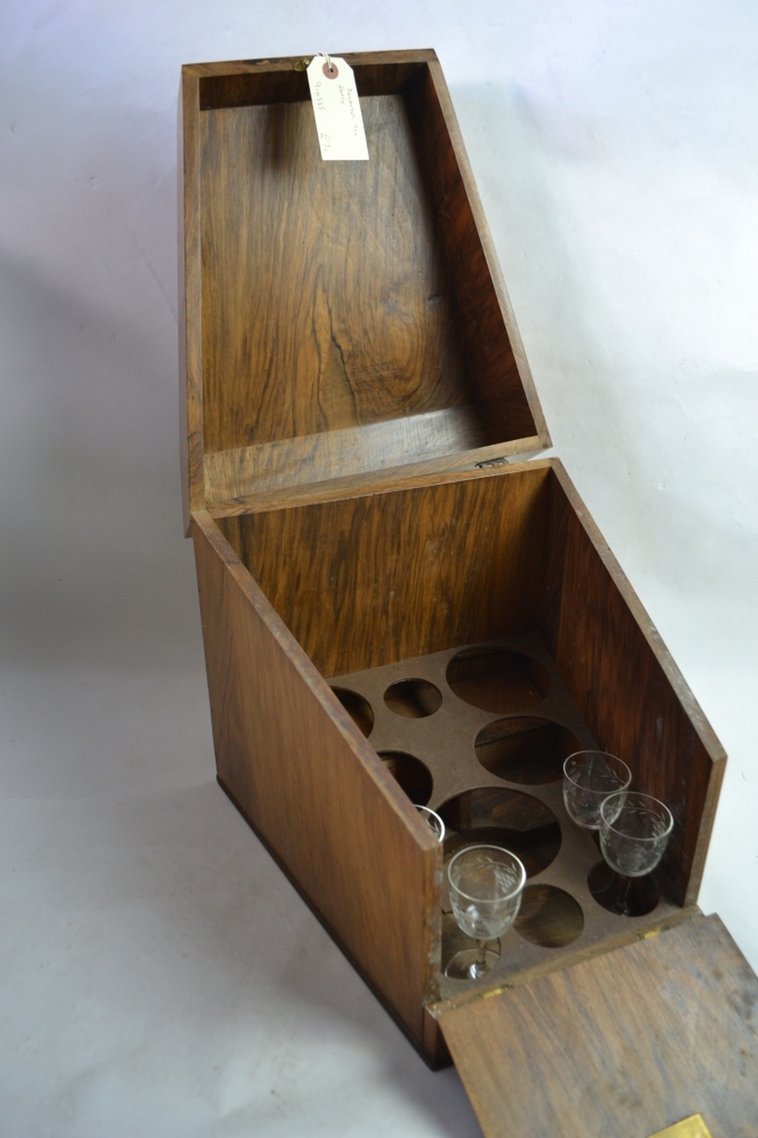 Discover our range of vintage walnut decanter boxes, ideal for spares or repairs. Act now and restore the charm of your bar accessories.