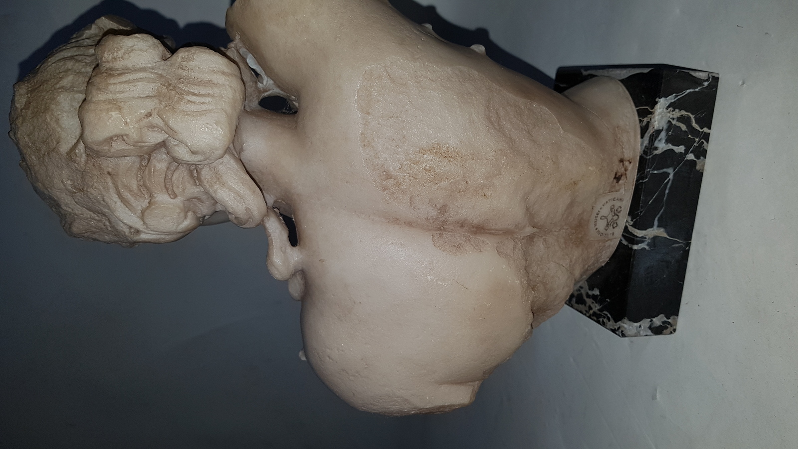 Discover our resin bust figures, flawlessly imprinted with Belzoni Musei Vaticani, mounted on marble bases. Act now to enhance your collection with an icon of elegance, 27cm in height.