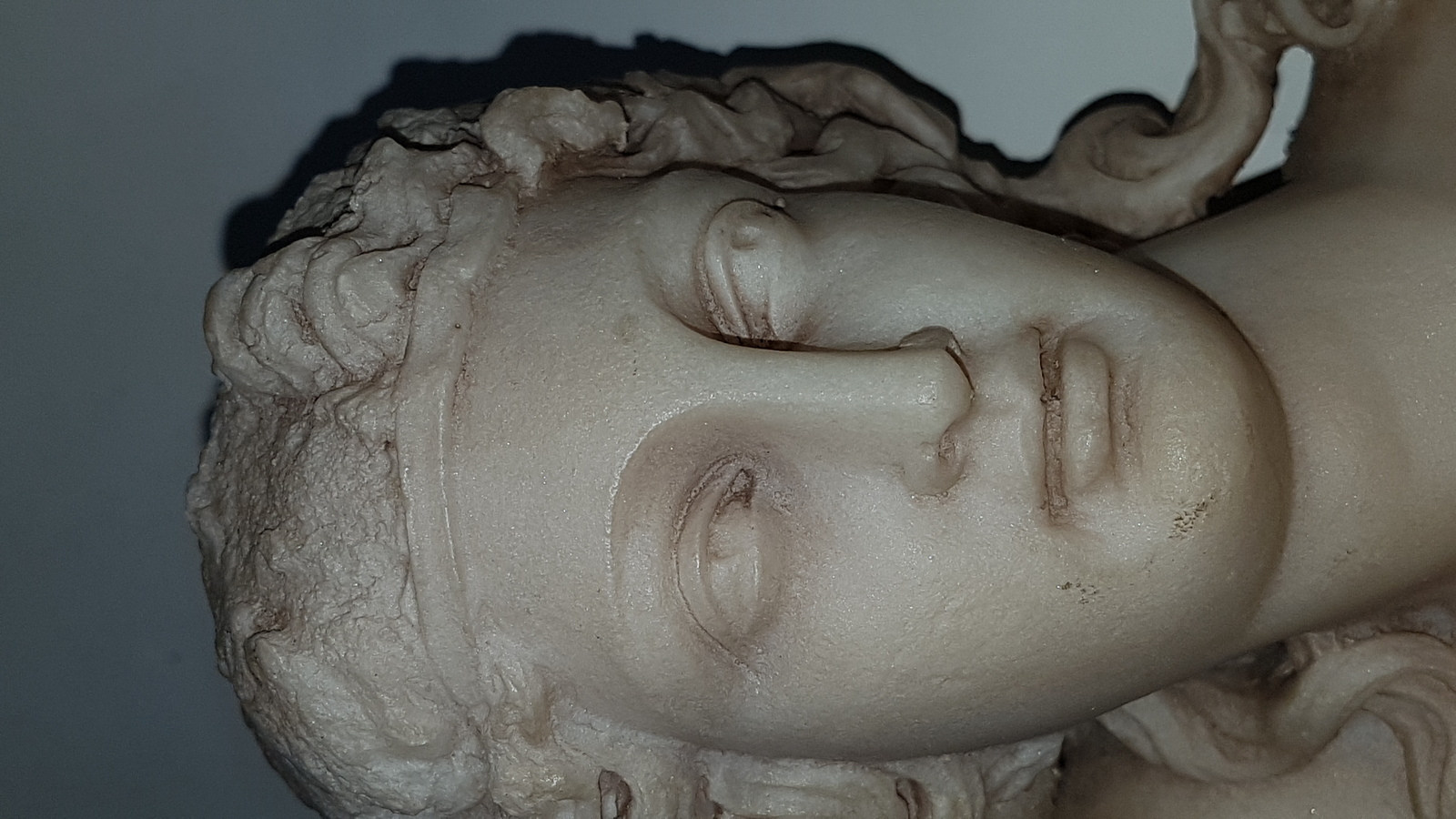 Discover our resin bust figures, flawlessly imprinted with Belzoni Musei Vaticani, mounted on marble bases. Act now to enhance your collection with an icon of elegance, 27cm in height.