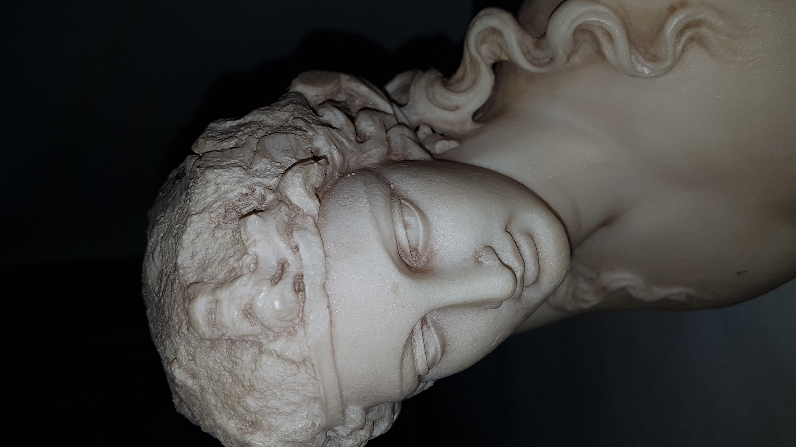 Discover our resin bust figures, flawlessly imprinted with Belzoni Musei Vaticani, mounted on marble bases. Act now to enhance your collection with an icon of elegance, 27cm in height.