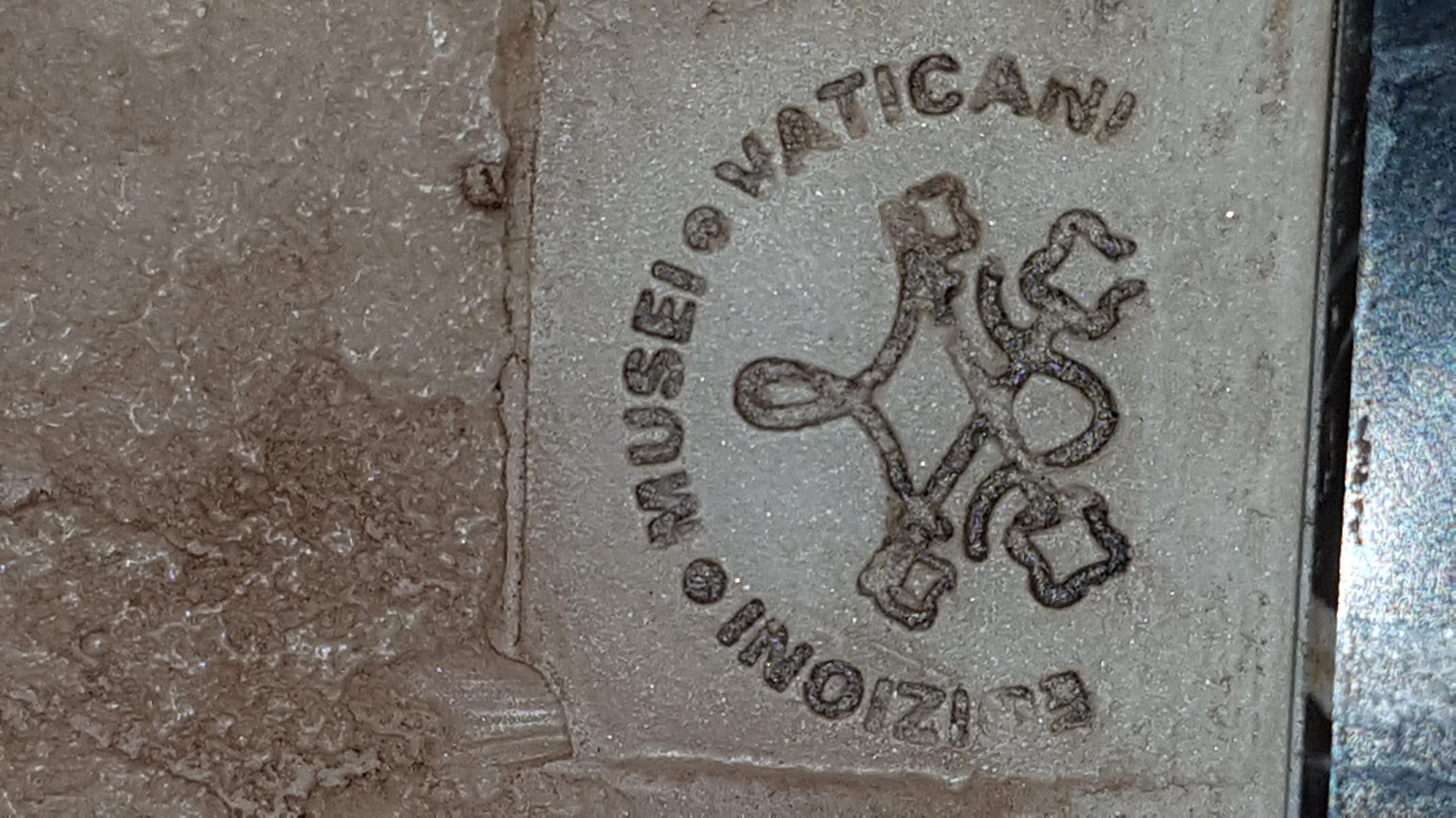 Discover our resin bust figures, flawlessly imprinted with Belzoni Musei Vaticani, mounted on marble bases. Act now to enhance your collection with an icon of elegance, 27cm in height.