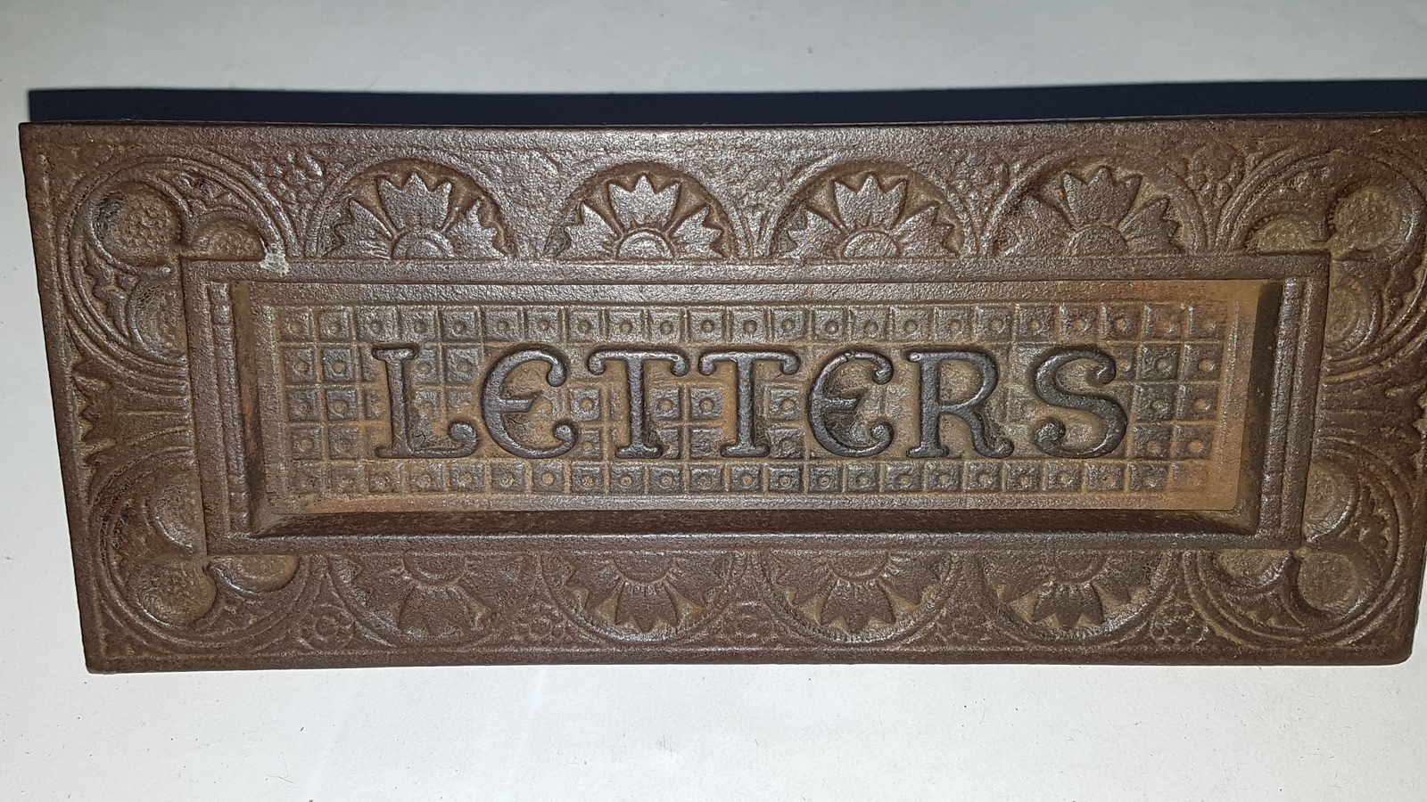 Explore our range of Kendrick & Sons cast iron Letters slots! Designed by Christopher Dresser, it's 17cm long, 7cm wide. Shop now for unique, vintage finds!