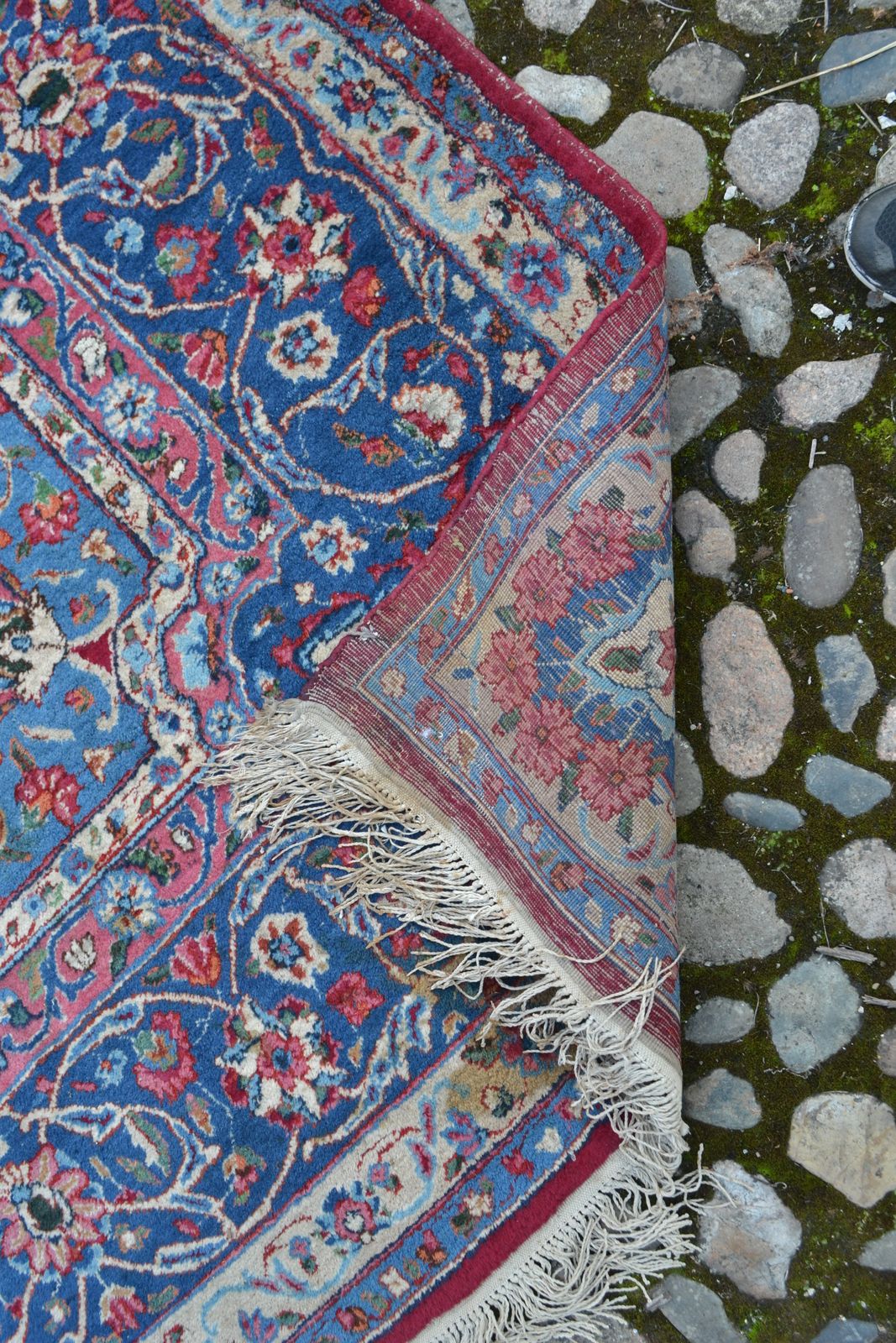 Discover our mesmerizing Caucasian wool rugs with intricate foliate designs. Find the perfect centrepiece for your space at 415cm x 305cm. Shop now!