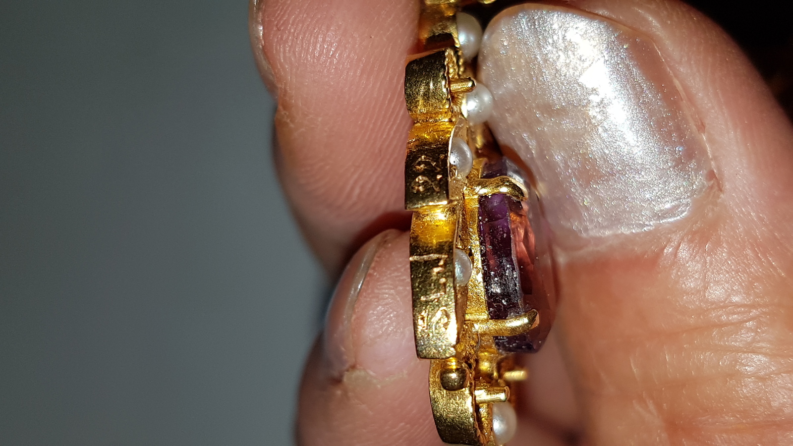 Discover our 22ct gold necklace adorned with oval-cut amethyst and seed pearls. This elegant piece, weighing 33g, will elevate any outfit. Buy now and add luxury to your collection.