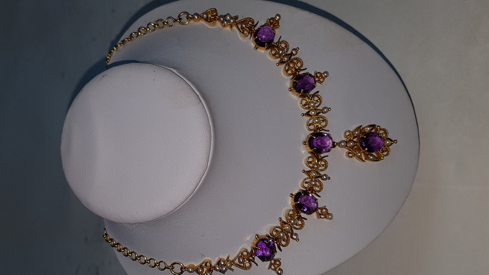Discover our 22ct gold necklace adorned with oval-cut amethyst and seed pearls. This elegant piece, weighing 33g, will elevate any outfit. Buy now and add luxury to your collection.