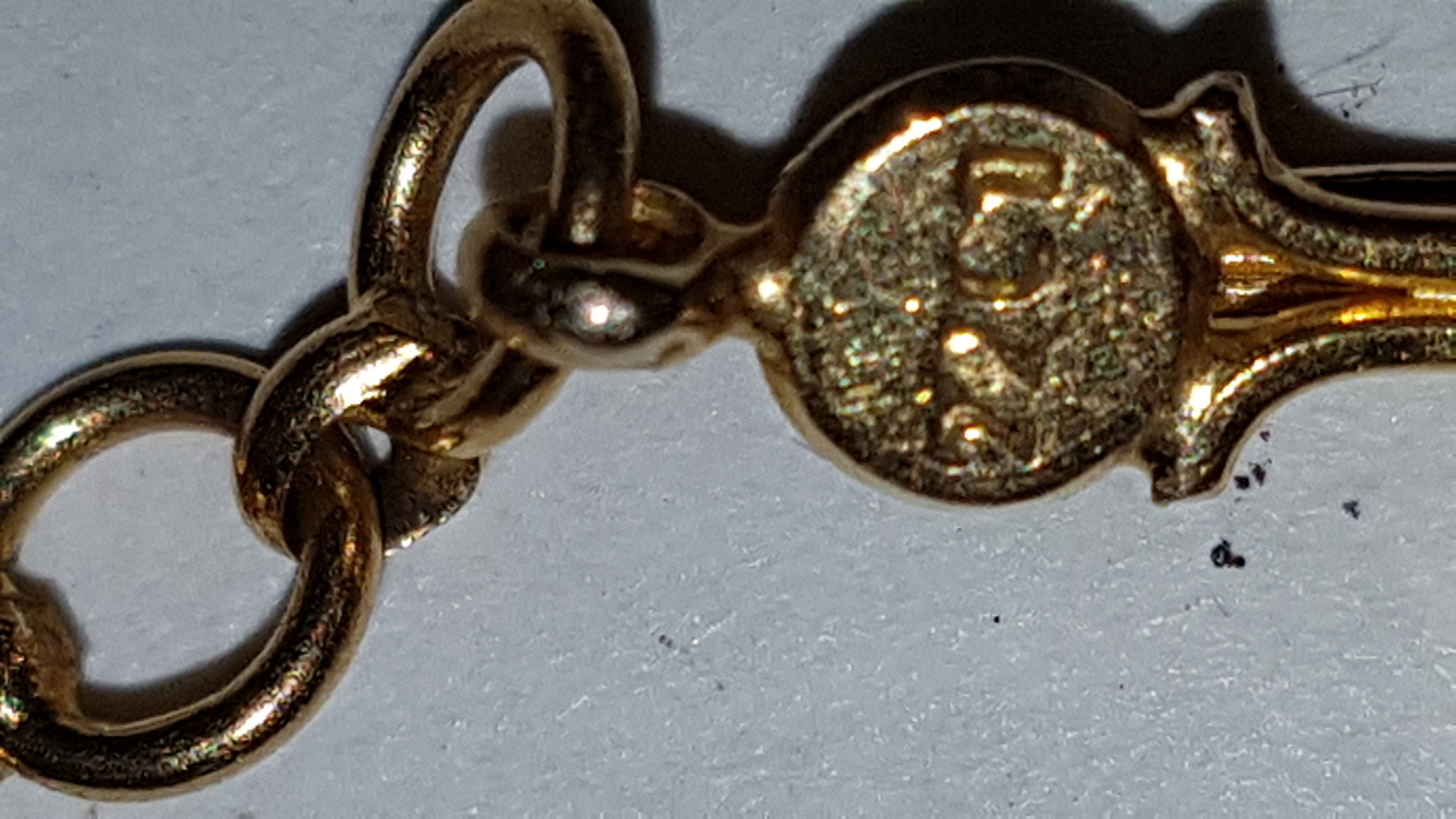 Discover our 22ct gold necklace adorned with oval-cut amethyst and seed pearls. This elegant piece, weighing 33g, will elevate any outfit. Buy now and add luxury to your collection.