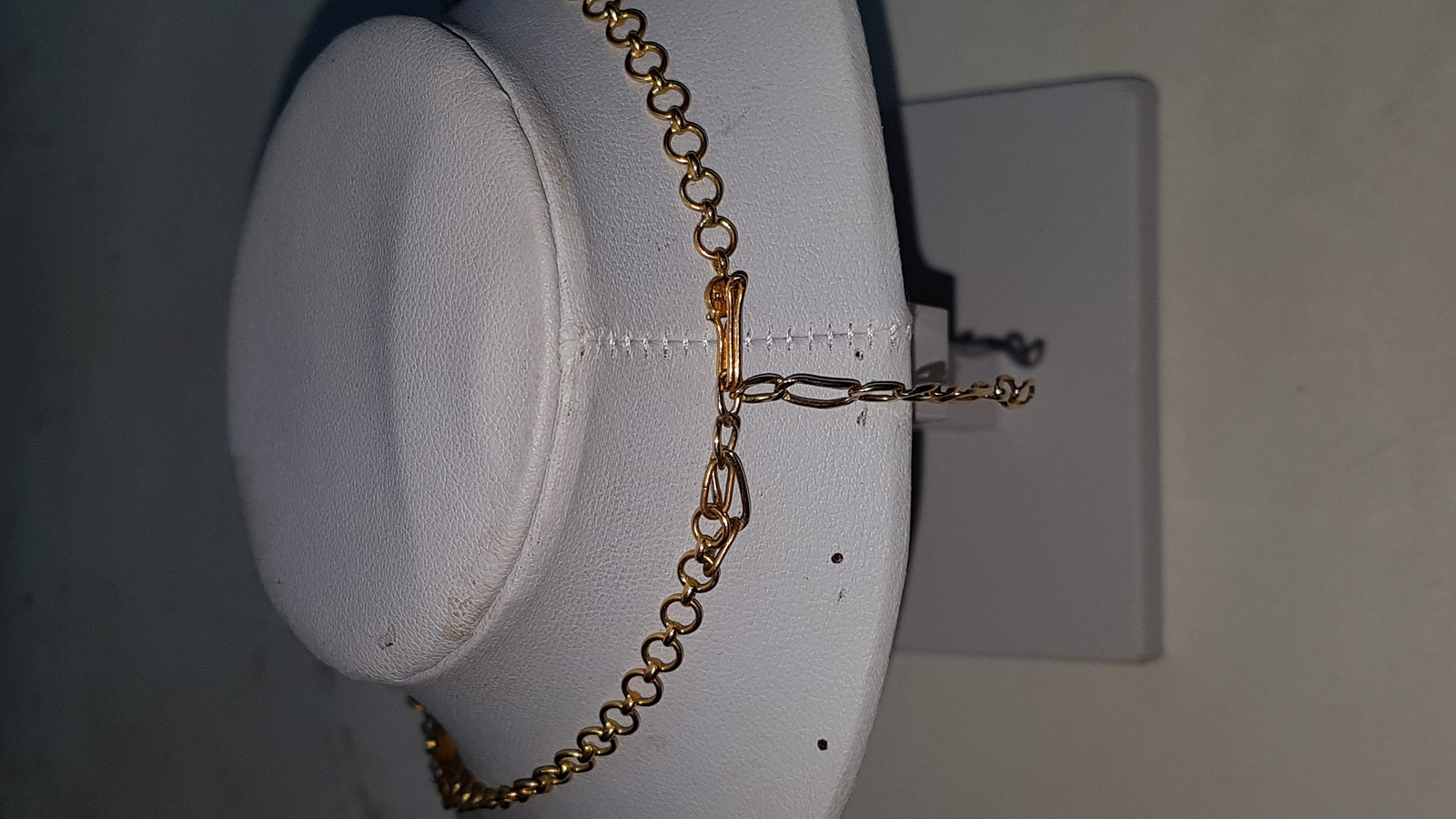 Discover our 22ct gold necklace adorned with oval-cut amethyst and seed pearls. This elegant piece, weighing 33g, will elevate any outfit. Buy now and add luxury to your collection.