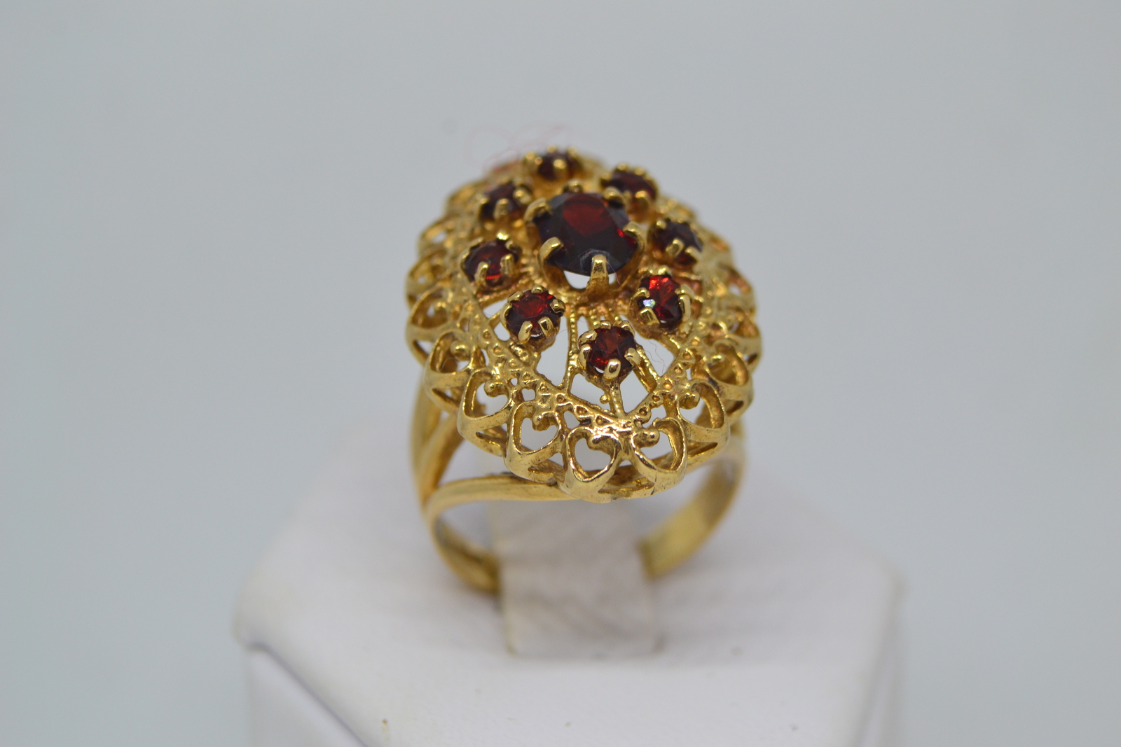 Discover our 9 ct gold ring with garnet, a timeless piece from London, 1973-1974. Highlight your style with its unique, intricate design. Shop now for vintage elegance.