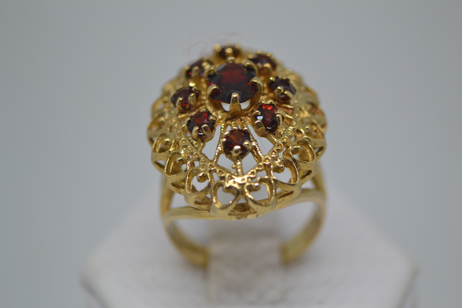 Discover our 9 ct gold ring with garnet, a timeless piece from London, 1973-1974. Highlight your style with its unique, intricate design. Shop now for vintage elegance.
