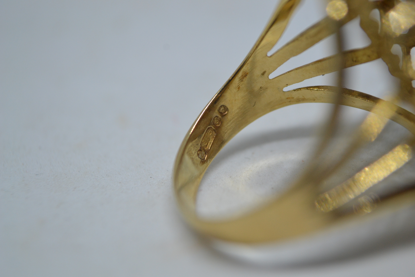 Discover our 9 ct gold ring with garnet, a timeless piece from London, 1973-1974. Highlight your style with its unique, intricate design. Shop now for vintage elegance.