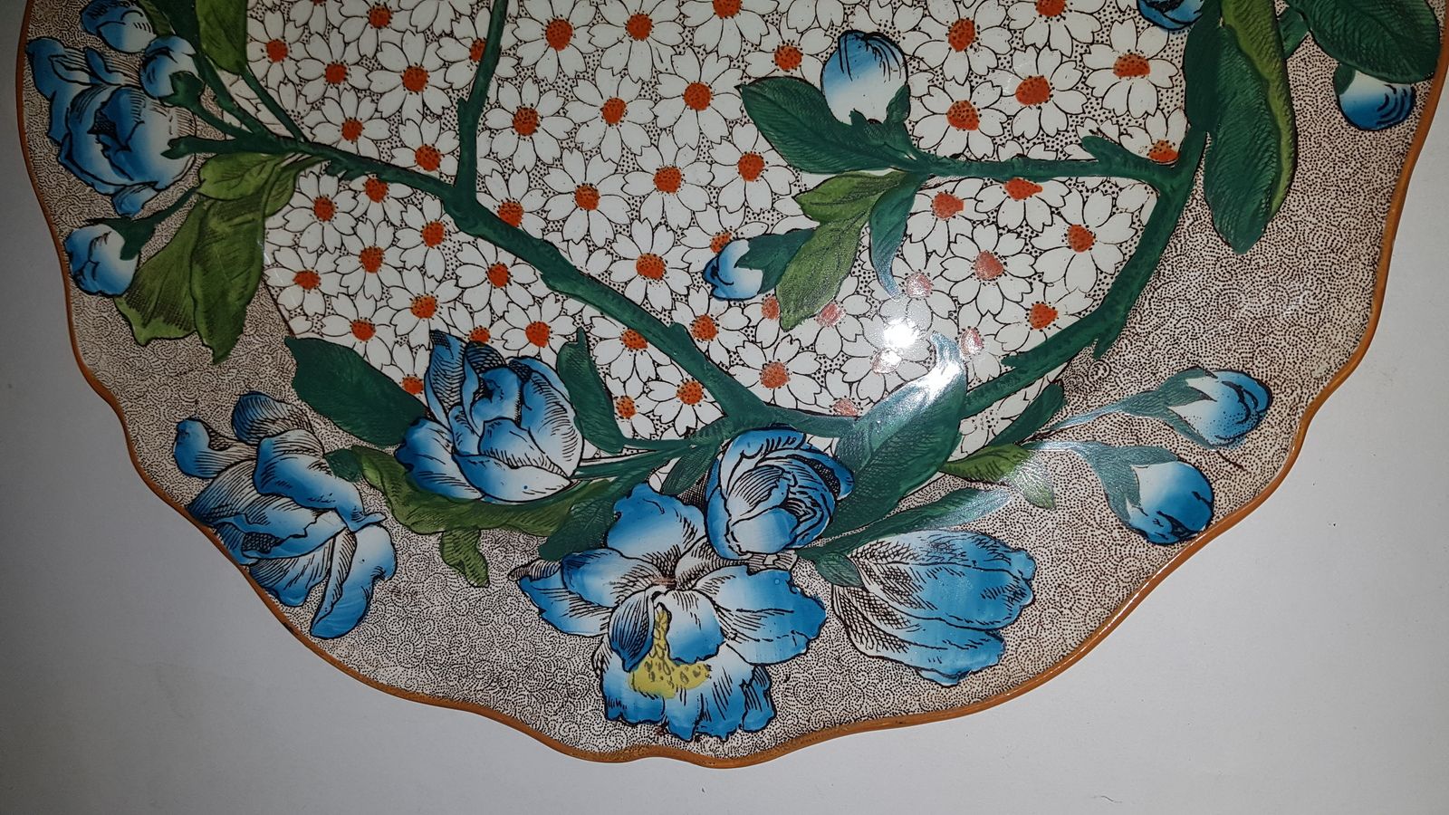 Discover our 19th-century Wedgwood plate from Etruria factory, Staffordshire! Exquisite plum blossom design, circa 1907, in pristine condition. Shop now!