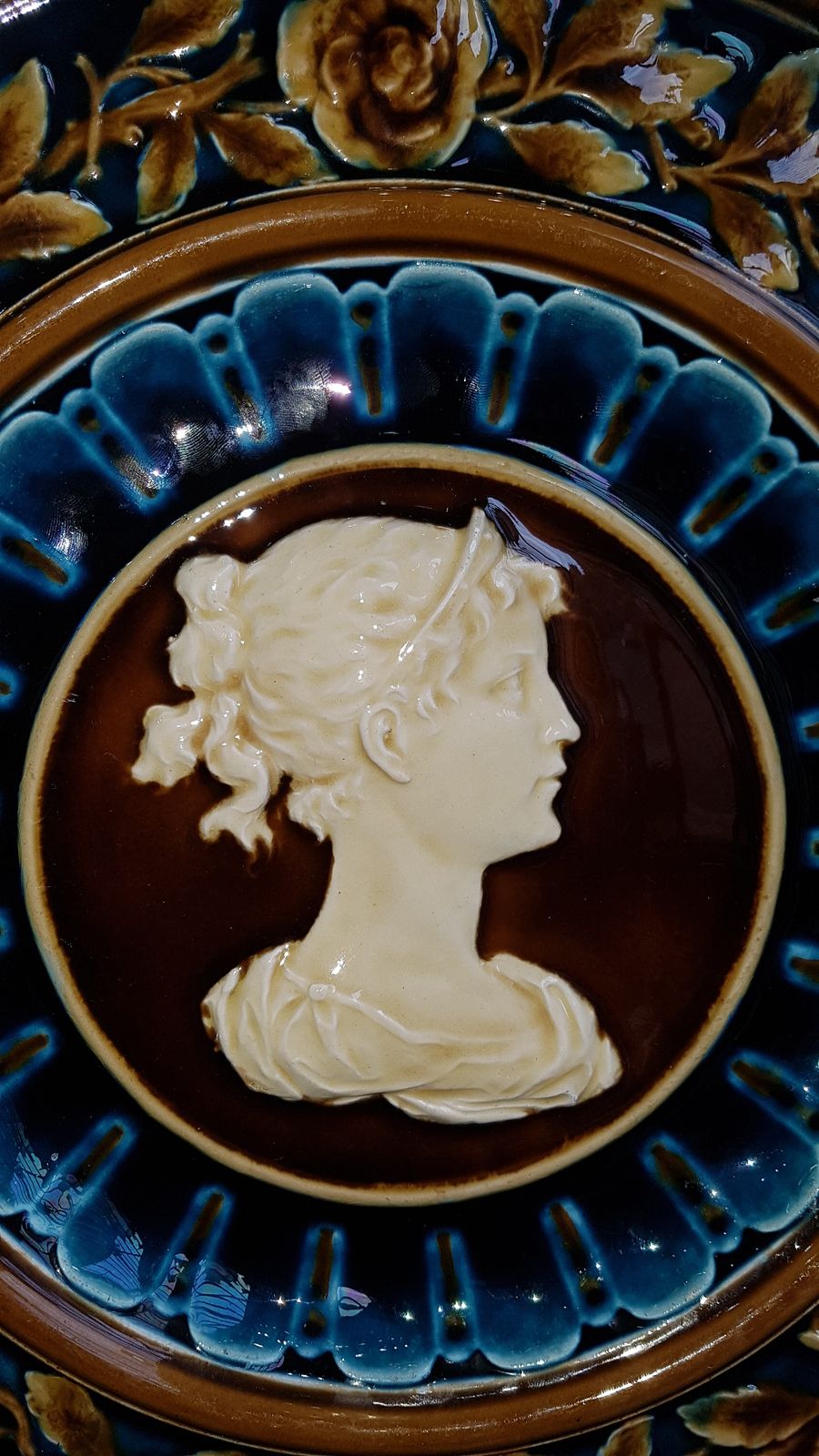 Discover our variety of late 19th-century Schutz Blansko Majolica wall plaques. Measuring 32cm and perfectly equipped for hanging. Shop now to add a touch of Austrian elegance to your space!