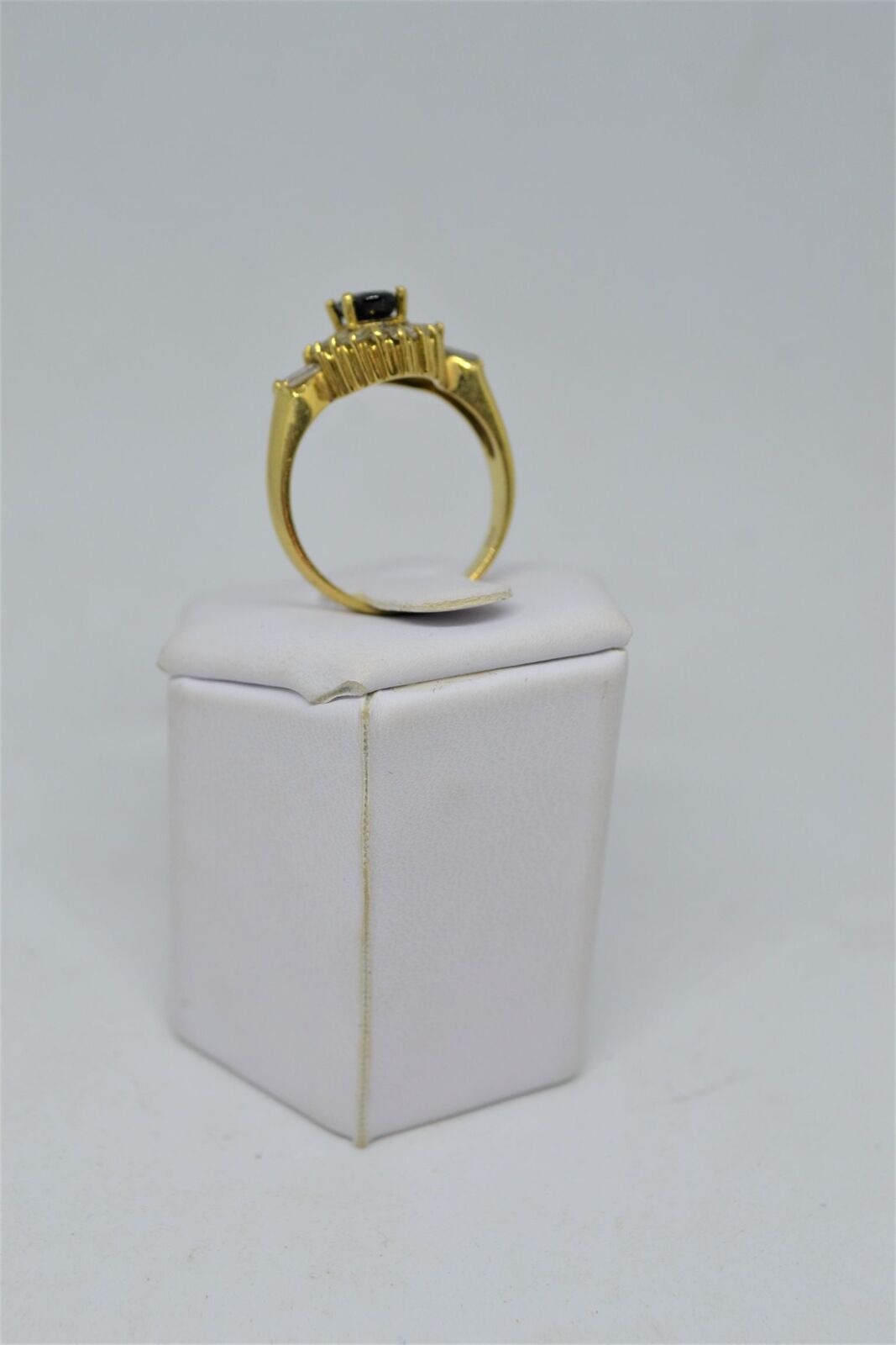 Discover our 18ct yellow gold diamond cluster ring, boasting an enchanting central sapphire. Revel in the exquisite style, perfect ring size Q. Shop now, enhance your elegance.