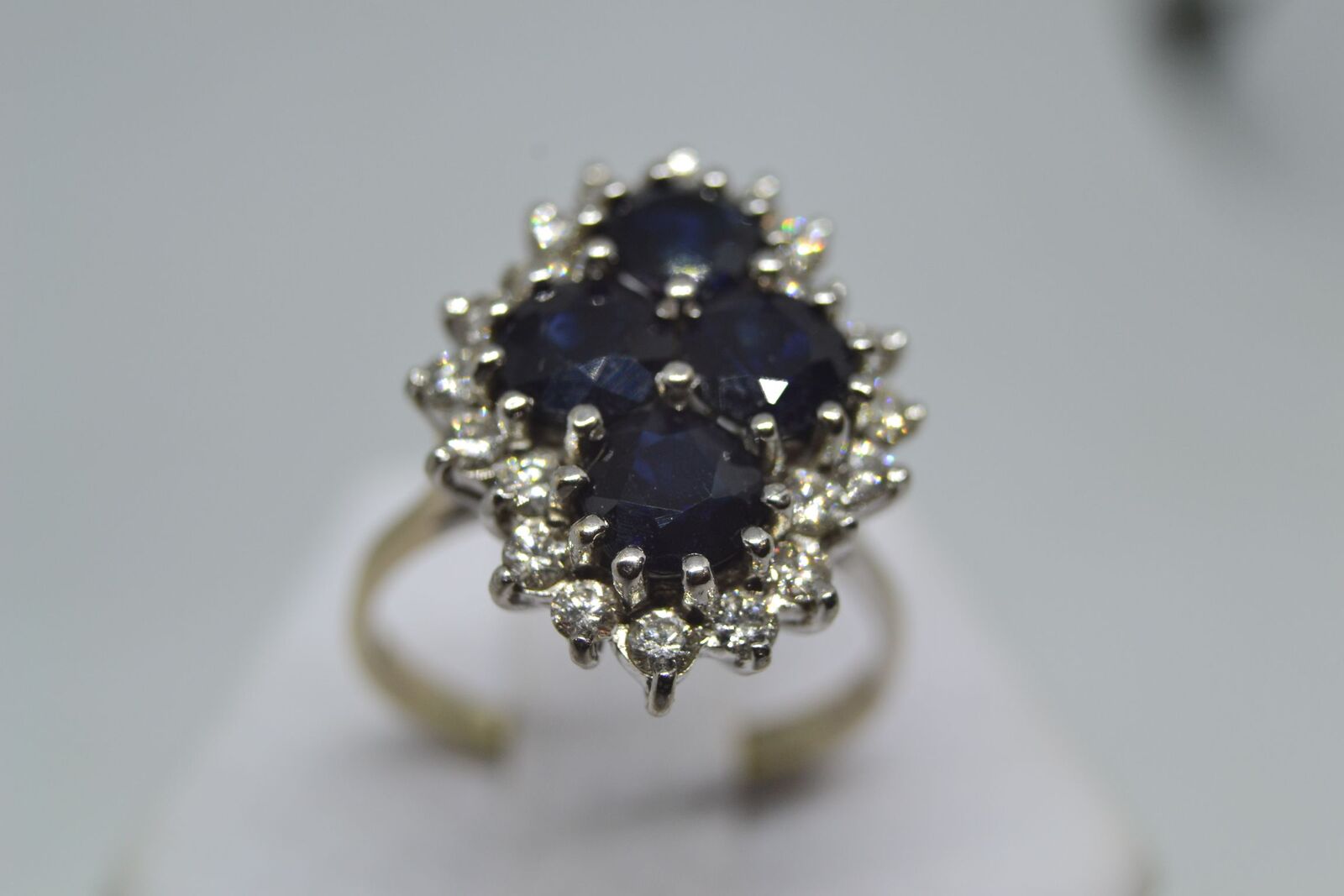 Discover our 18ct white gold sapphire and diamond cluster ring. Quatrefoil design, brilliant cut diamonds, vintage. Perfect for your special occasions. Shop today!